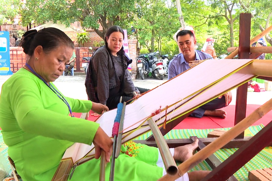 Du kh&aacute;ch trải nghiệm nghề dệt thổ cẩm truyền thống của d&acirc;n tộc Chăm tại Khu di t&iacute;ch Th&aacute;p P&ocirc; Sah Inư