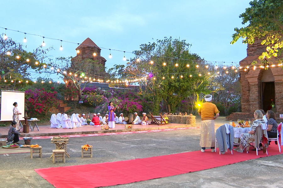 Du kh&aacute;ch trải nghiệm văn h&oacute;a Chăm tại Khu di t&iacute;ch Th&aacute;p P&ocirc; Sah Inư