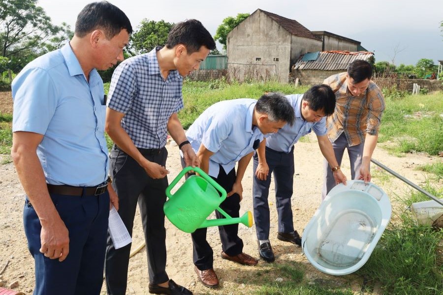 Gi&aacute;m s&aacute;t v&eacute;c tơ truyền bệnh tại phường Vũng &Aacute;ng