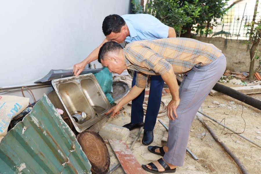 Thực tế cho thấy tại nhiều hộ gia đ&igrave;nh, việc lật &uacute;p dụng cụ chứa nước, dọn dẹp phế thải chưa được thực hiện thường xuy&ecirc;n