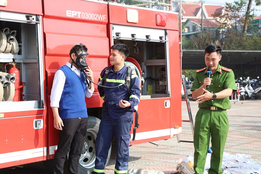 Học sinh được hướng dẫn, trải nghiệm c&aacute;ch chữa ch&aacute;y