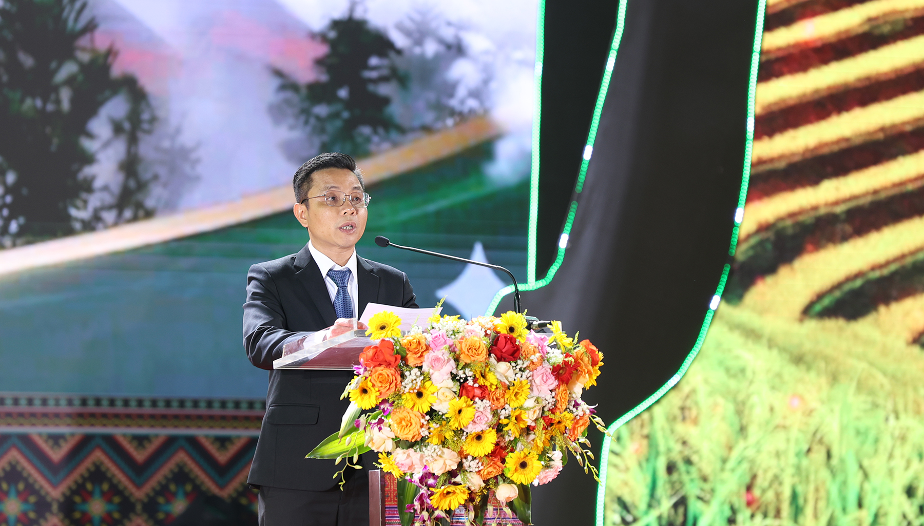 L&atilde;nh đạo phường Sa Pa khai mạc lễ hội.