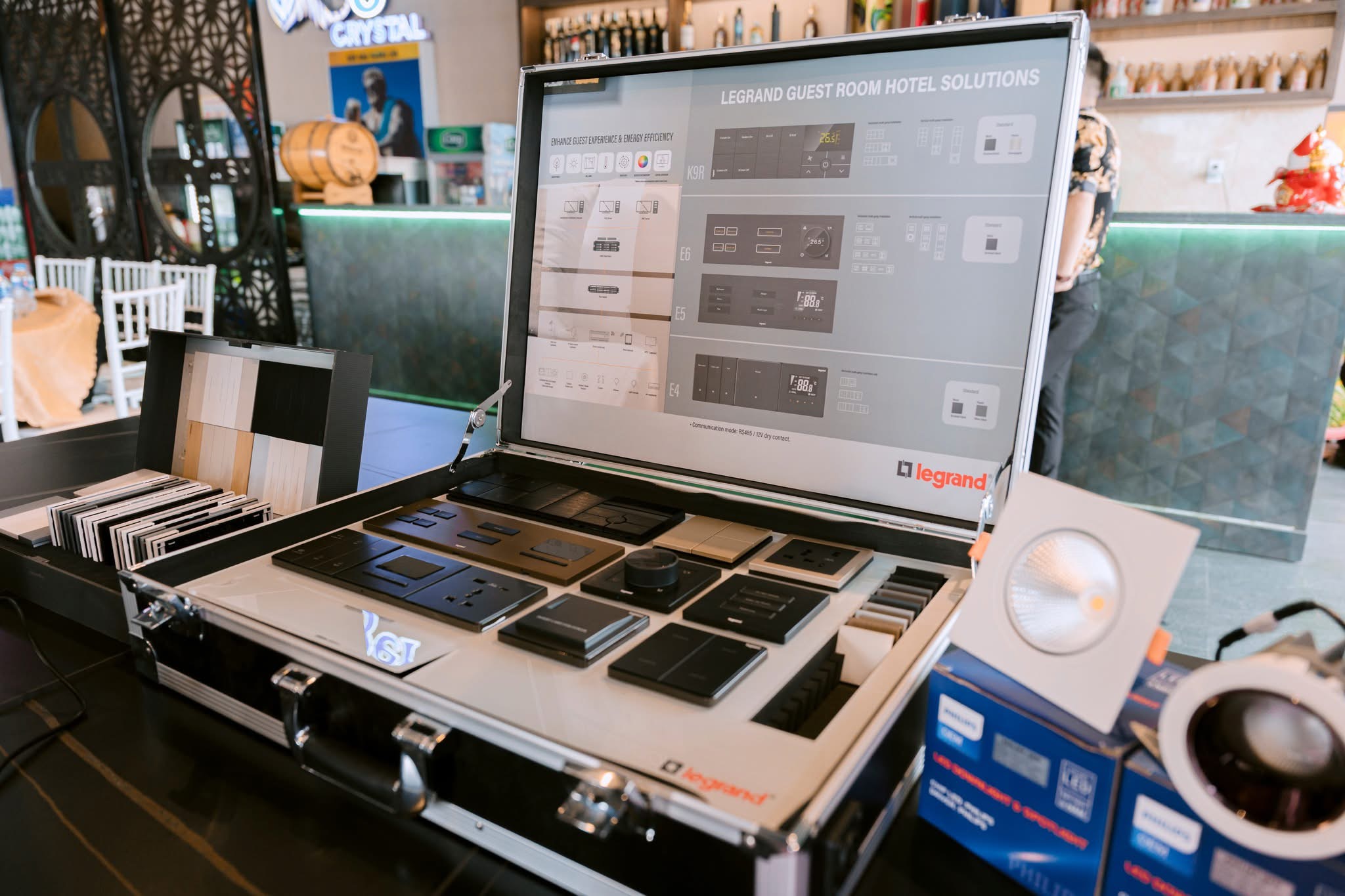 Vali demo chức năng c&ocirc;ng tắc ổ cắm Legrand trong hệ sinh th&aacute;i nh&agrave; th&ocirc;ng minh của NTMC