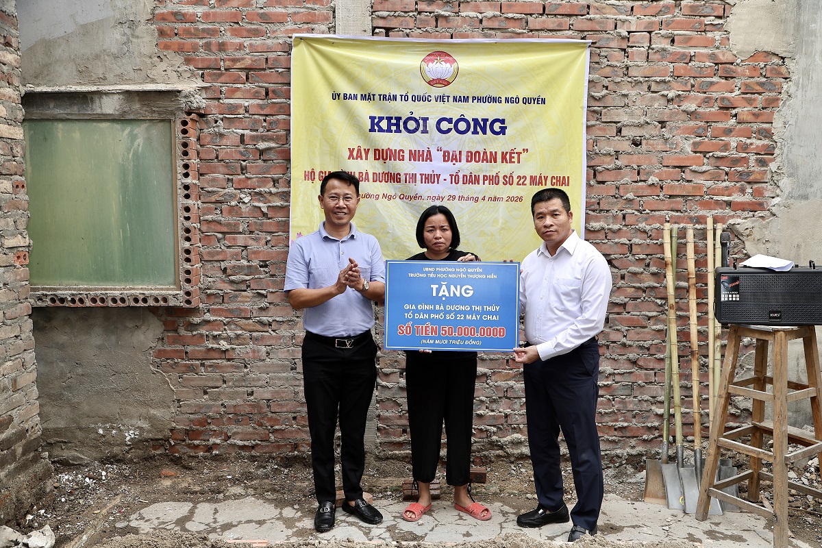 Trao kinh ph&iacute; hỗ trợ cho gia đ&igrave;nh.