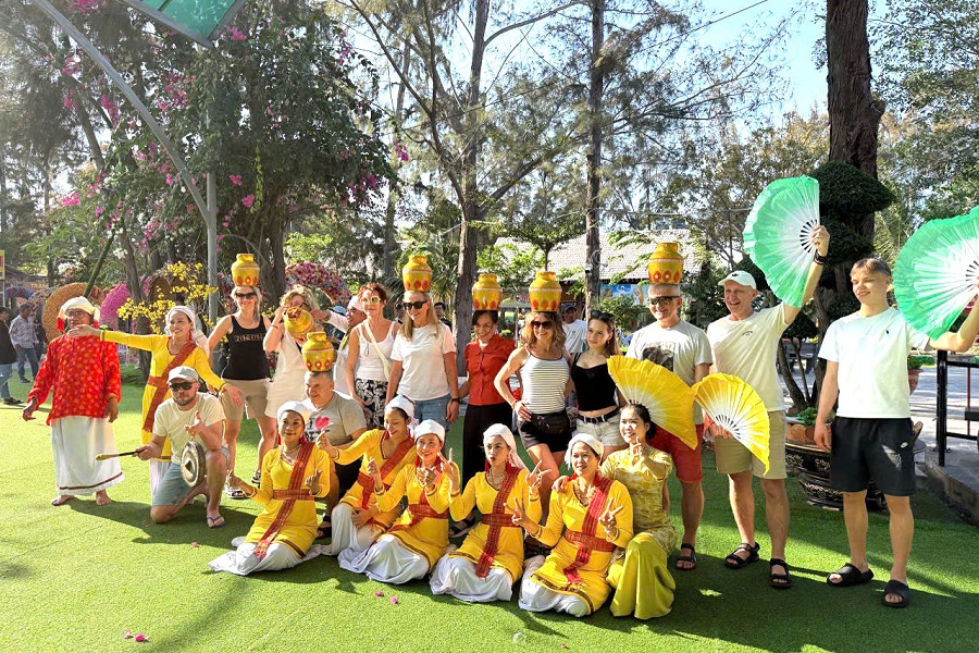 Kh&aacute;ch du lịch nước ngo&agrave;i th&iacute;ch th&uacute; chụp ảnh giao lưu c&ugrave;ng c&aacute;c nghệ nh&acirc;n Chăm