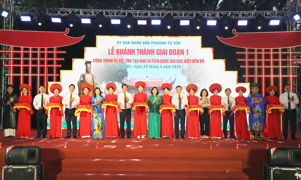 C&aacute;c đại biểu cắt băng kh&aacute;nh th&agrave;nh c&ocirc;ng tr&igrave;nh tu bổ, t&ocirc;n tạo khu di t&iacute;ch quốc gia đặc biệt Đền Đ&ocirc;.