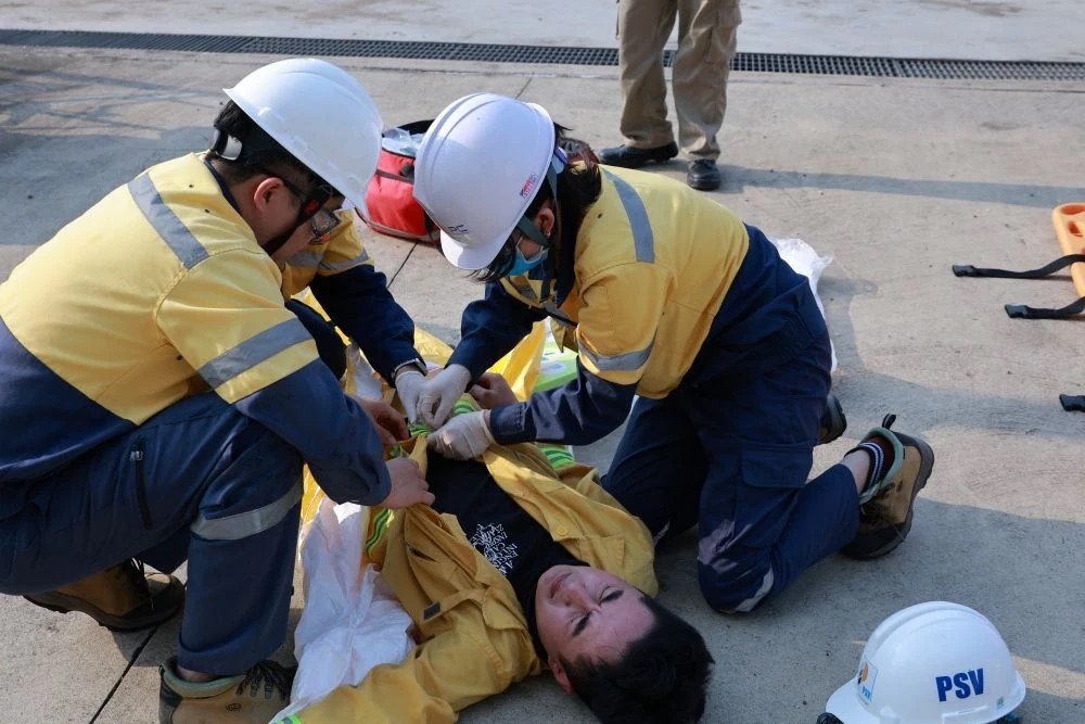 Diễn tập sơ cấp cứu nạn nh&acirc;n.