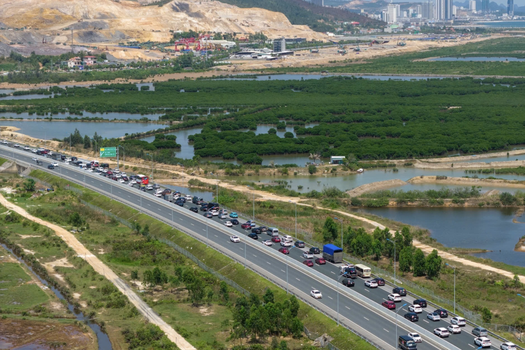 Cao tốc Hạ Long - Hải Ph&ograve;ng l&uacute;c 13h h&ocirc;m nay c&oacute; kh&aacute; đ&ocirc;ng phương tiện di chuyển ph&iacute;a Hải Ph&ograve;ng - Hạ Long