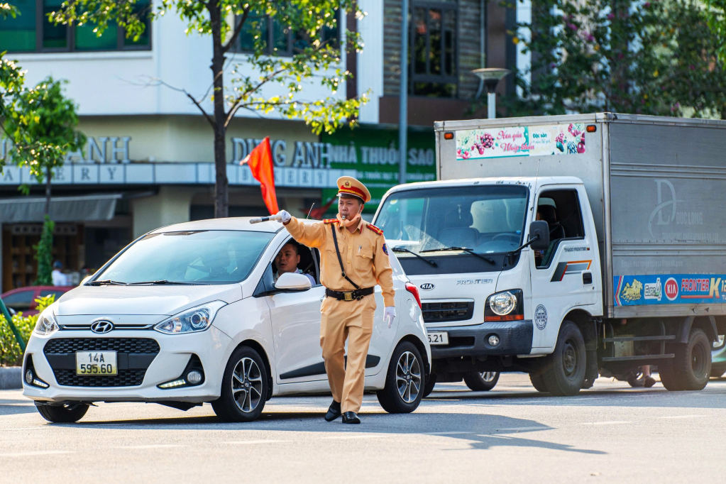 Lực lượng CSGT (C&ocirc;ng an tỉnh Quảng Ninh) tổ chức ph&acirc;n luồng, tr&aacute;nh &ugrave;n tắc