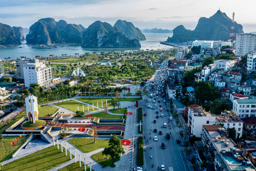 Giao thông Quảng Ninh đông đúc trong ngày đầu nghỉ lễ