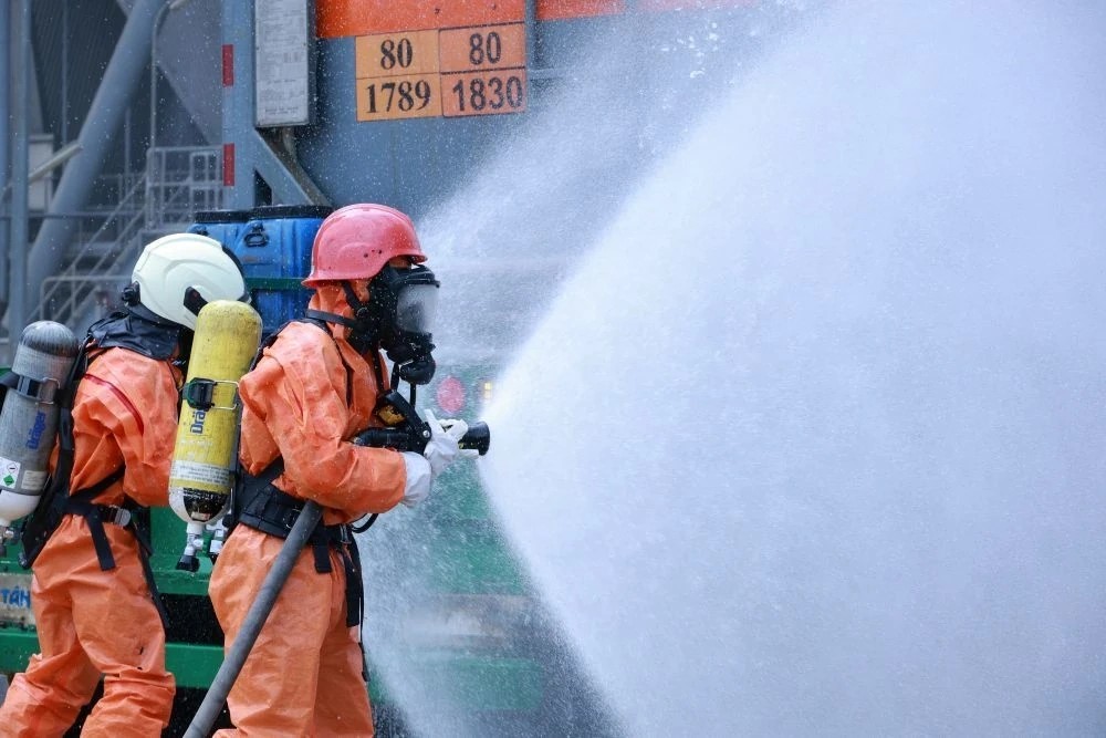 Lực lượng ph&ograve;ng ch&aacute;y chữa ch&aacute;y tại chỗ của NS2PC triển khai c&ocirc;ng t&aacute;c cứu hộ.