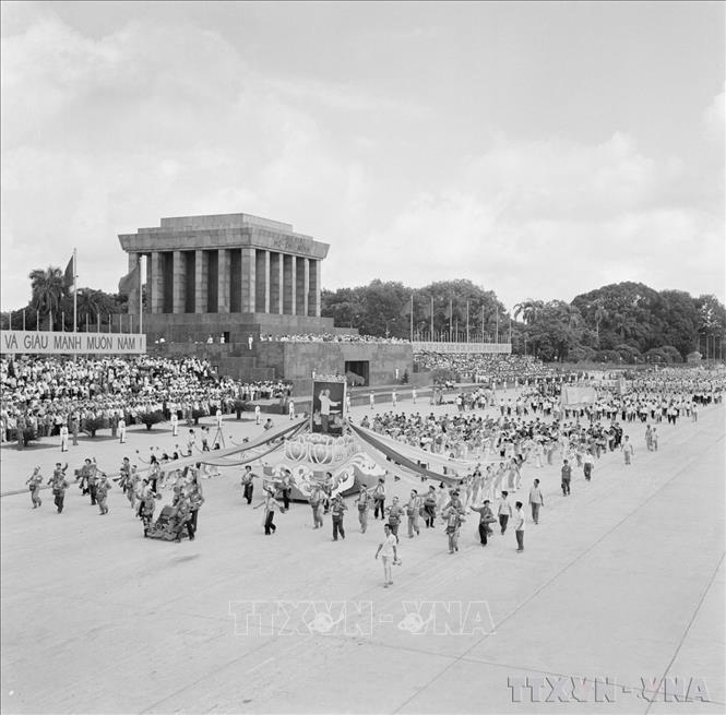 Quảng trường Ba Đ&igrave;nh trong Lễ kỷ niệm 30 năm Quốc kh&aacute;nh (2/9/1975). Ảnh: TTXVN
