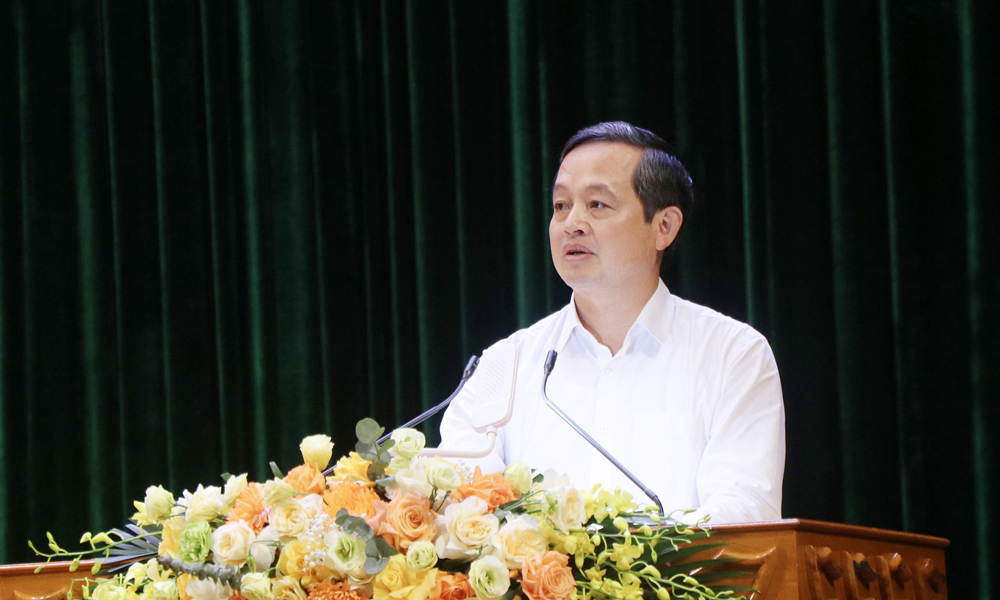 Đồng ch&iacute; Phạm Ho&agrave;ng Sơn tiếp thu, l&agrave;m r&otilde; c&aacute;c đề xuất, kiến nghị của cử tri.