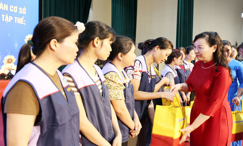 Đồng ch&iacute; Nguyễn Thị H&agrave; trao qu&agrave; của l&atilde;nh đạo Đảng, Nh&agrave; nước cho c&ocirc;ng nh&acirc;n lao động c&oacute; ho&agrave;n cảnh kh&oacute; khăn.