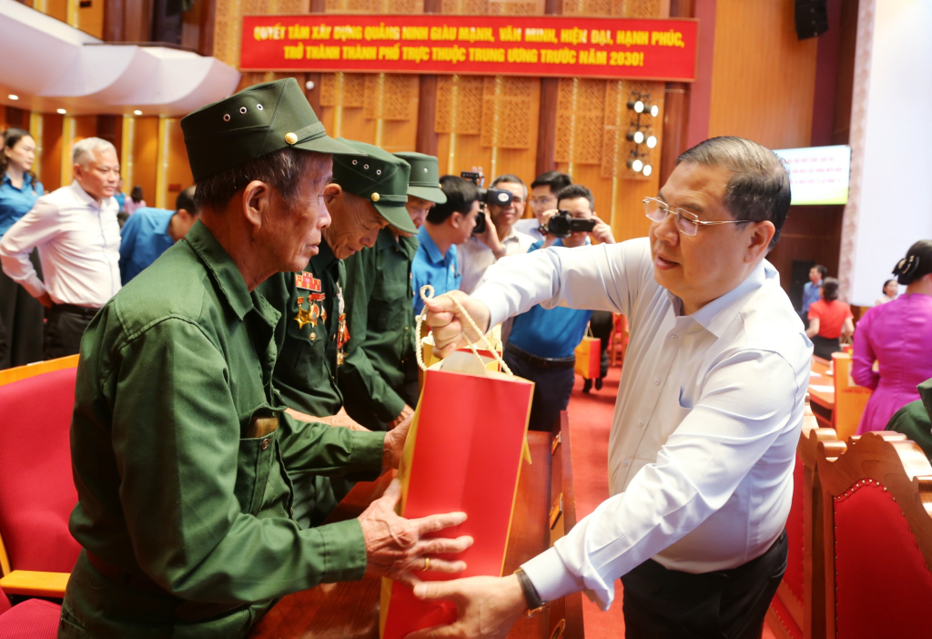 &Ocirc;ng Phạm Gia T&uacute;c, Ủy vi&ecirc;n Bộ Ch&iacute;nh trị, Ph&oacute; Thủ tướng Thường trực Ch&iacute;nh phủ tặng qu&agrave; cho người c&oacute; c&ocirc;ng