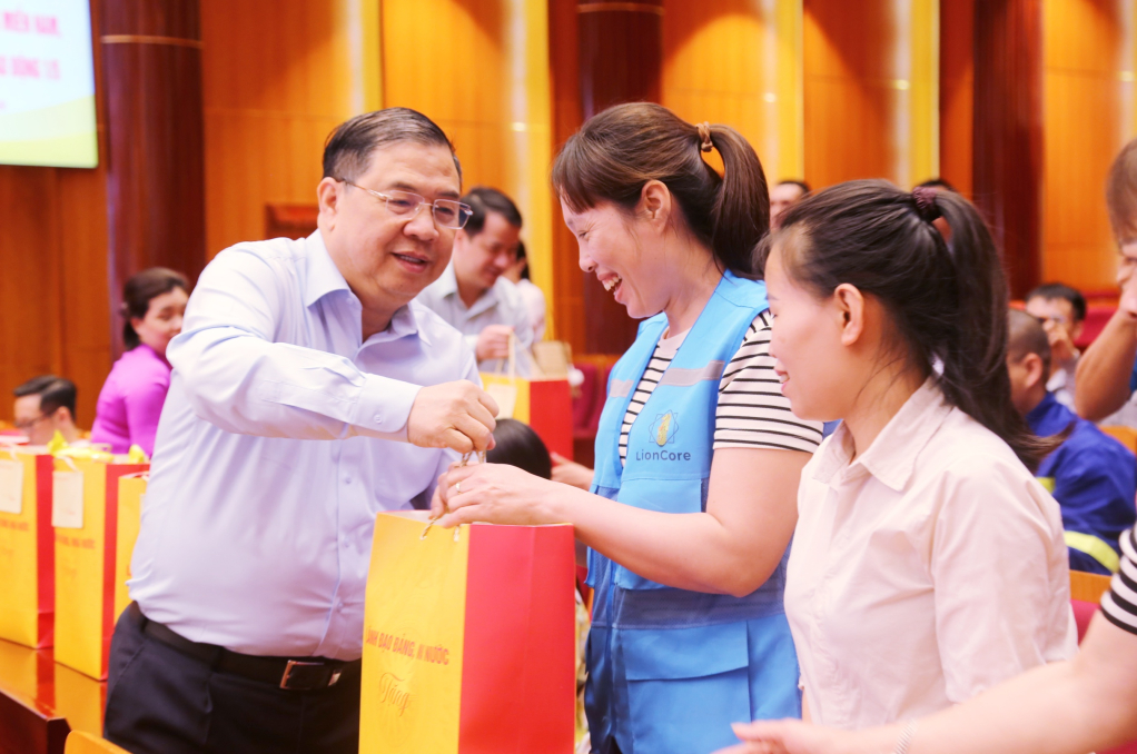 &Ocirc;ng Phạm Gia T&uacute;c, Ủy vi&ecirc;n Bộ Ch&iacute;nh trị, Ph&oacute; Thủ tướng Thường trực Ch&iacute;nh phủ tặng qu&agrave; người lao động c&oacute; ho&agrave;n cảnh kh&oacute; khăn