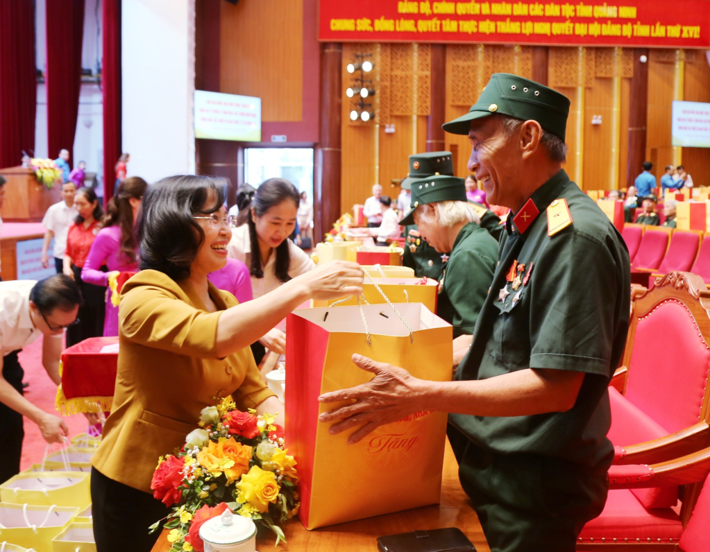 B&agrave; Trịnh Thị Minh Thanh, Ph&oacute; B&iacute; thư Thường trực Tỉnh ủy, Chủ tịch HĐND tỉnh Quảng Ninh tặng qu&agrave; cho người c&oacute; c&ocirc;ng