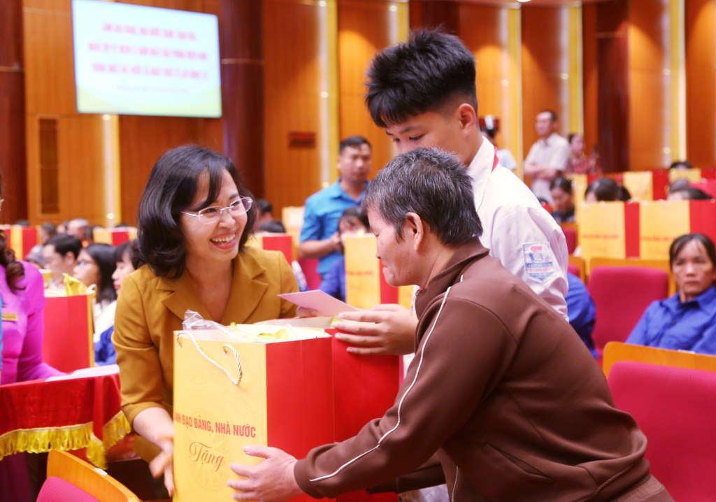 B&agrave; Trịnh Thị Minh Thanh, Ph&oacute; B&iacute; thư Thường trực Tỉnh ủy, Chủ tịch HĐND tỉnh Quảng Ninh tặng qu&agrave; cho c&aacute;c đối tượng ch&iacute;nh s&aacute;ch