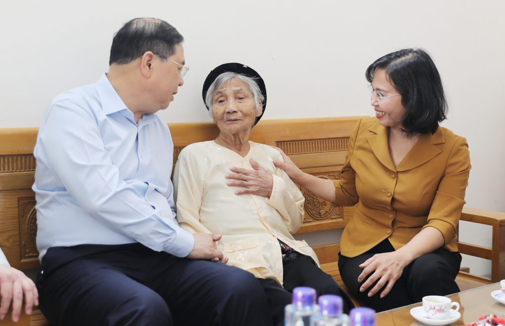 Phó Thủ tướng Thường trực Chính phủ thăm, tặng quà tại Quảng Ninh