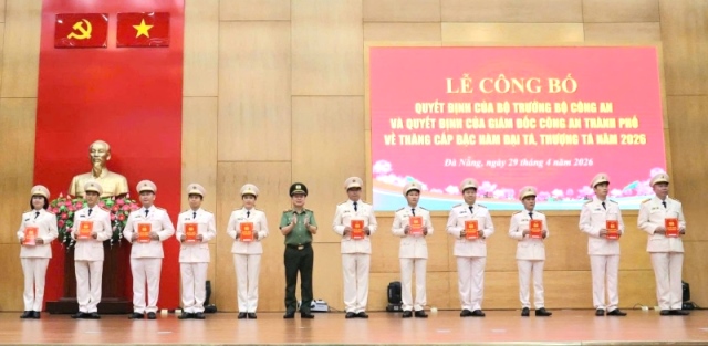 Gi&aacute;m đốc C&ocirc;ng an TP. Đ&agrave; Nẵng trao quyết định thăng h&agrave;m cho c&aacute;n bộ chủ chốt. Ảnh: CACC