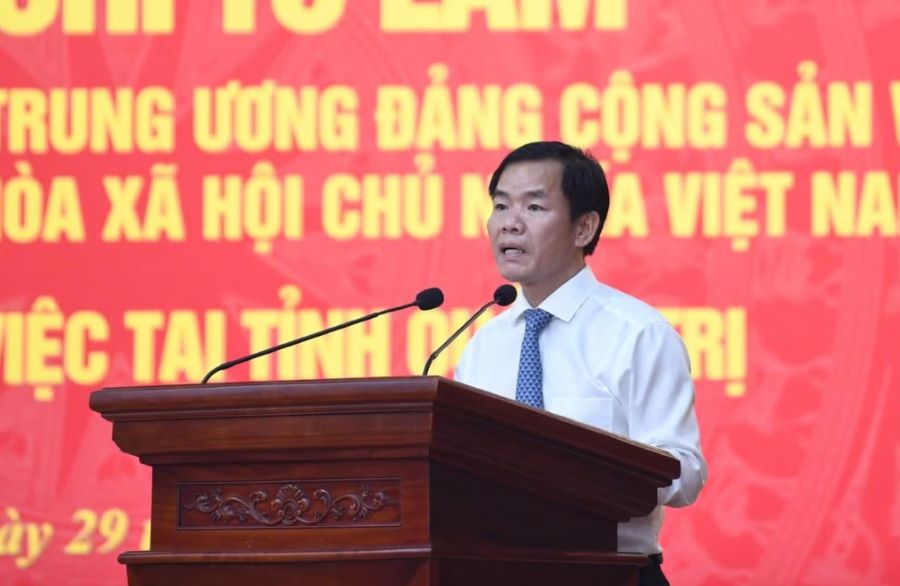 B&iacute; thư Tỉnh ủy Quảng Trị Nguyễn Văn Phương b&aacute;o c&aacute;o tại buổi l&agrave;m việc