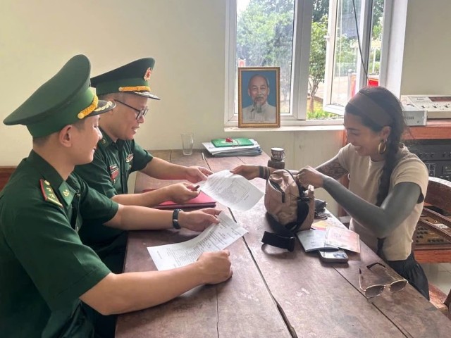 Quảng Trị: Đồn Biên phòng Hướng Lập kịp thời trao trả tài sản cho khách quốc tế