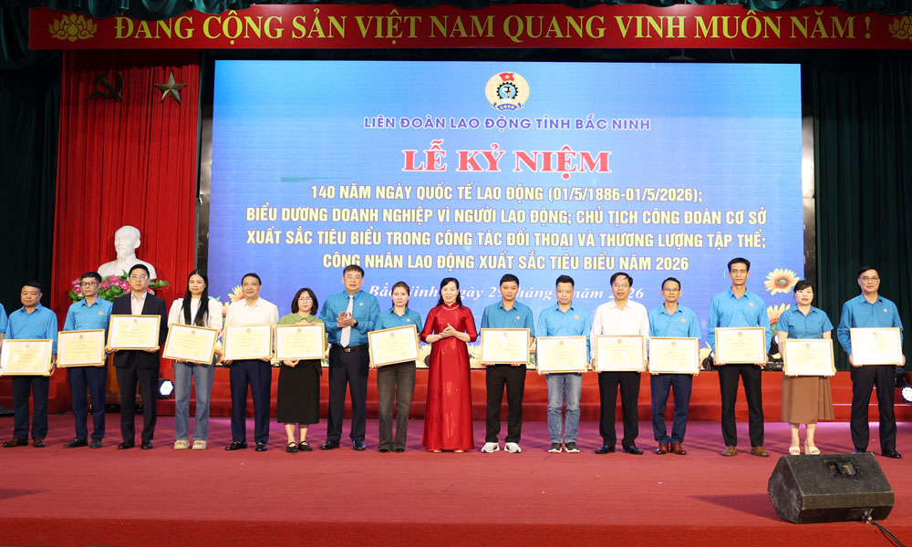 Thừa ủy quyền của Chủ tịch Tổng Li&ecirc;n đo&agrave;n Lao động Việt Nam, c&aacute;c đồng ch&iacute;: Nguyễn Thị H&agrave;, Thạch Văn Chung trao Bằng khen của Tổng Li&ecirc;n đo&agrave;n Lao động Việt Nam cho c&aacute;c tập thể.