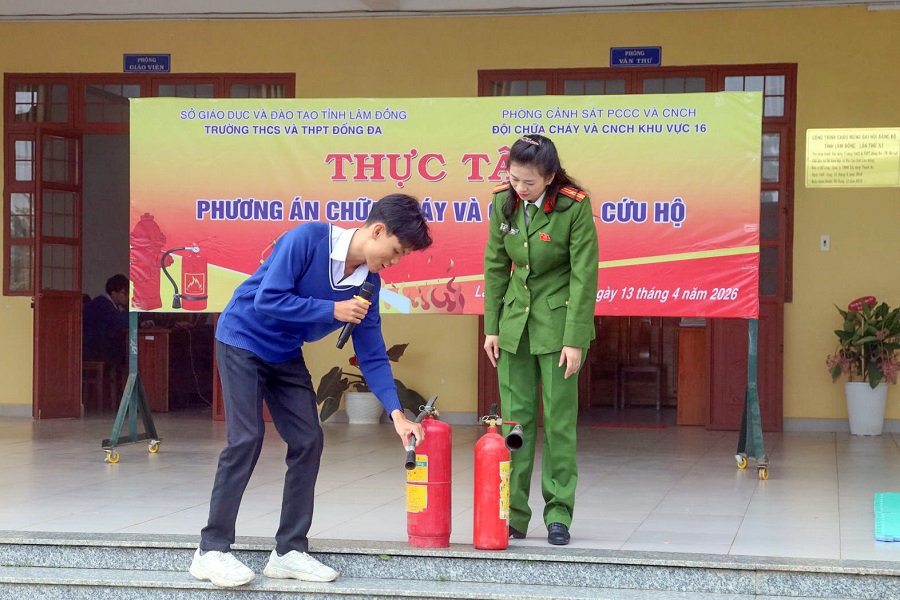 Trường THCS v&agrave; THPT Đống Đa phối hợp với Đội Chữa ch&aacute;y v&agrave; Cứu nạn, cứu hộ khu vực 16 tổ chức thực tập phương &aacute;n chữa ch&aacute;y v&agrave; cứu nạn, cứu hộ cho học sinh