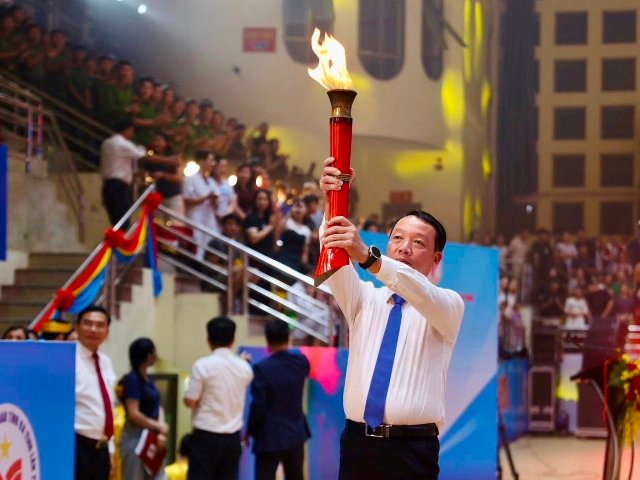 Chủ tịch UBND tỉnh Phan Thi&ecirc;n Định thực hiện nghi thức thắp lửa truyền thống khai mạc Đại hội TDTT tỉnh H&agrave; Tĩnh lần thứ X.