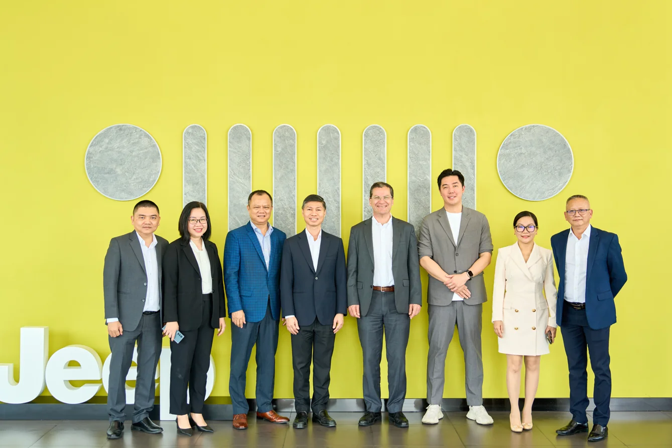 L&atilde;nh đạo THACO AUTO chụp h&igrave;nh lưu niệm c&ugrave;ng đo&agrave;n đối t&aacute;c Stellantis