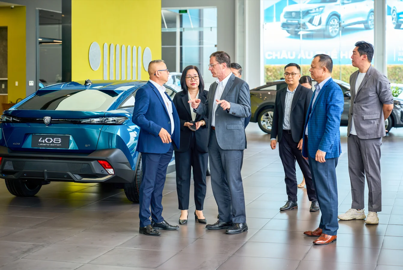 Đo&agrave;n đối t&aacute;c Stellantis tham quan kh&ocirc;ng gian b&ecirc;n trong Stellantis Brand House