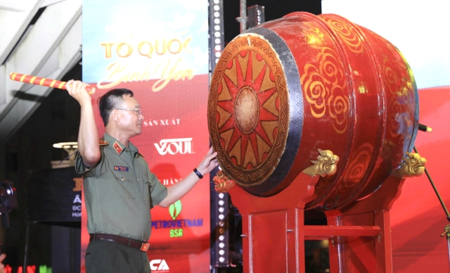 Thượng tướng Phạm Thế T&ugrave;ng, Ủy vi&ecirc;n Trung ương Đảng, Thứ trưởng Bộ C&ocirc;ng an ph&aacute;t biểu v&agrave; đ&aacute;nh trống khai mạc Gala 