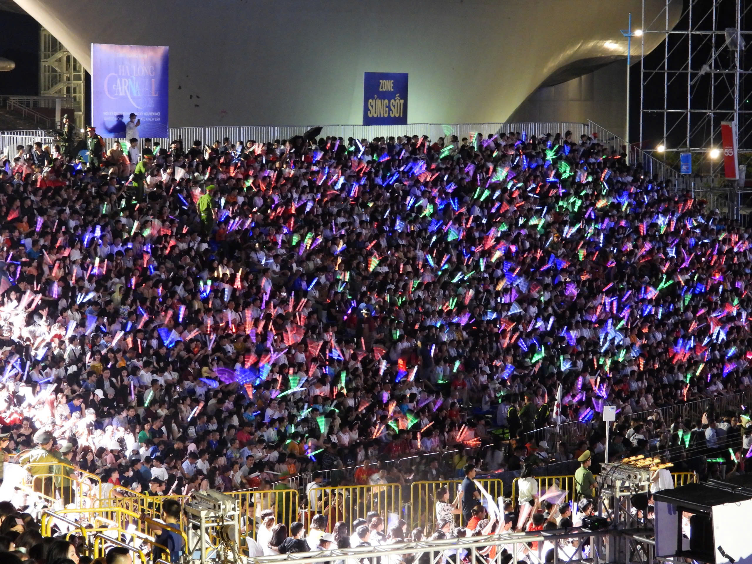 Carnaval Hạ Long 2026 thu h&uacute;t hơn 80.000 người d&acirc;n v&agrave; du kh&aacute;ch tới tham dự