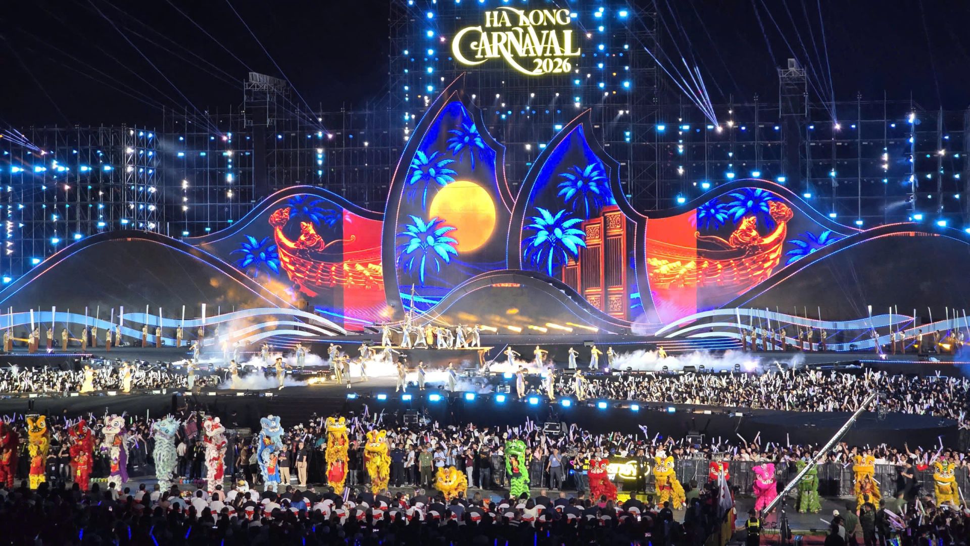 Chương tr&igrave;nh nghệ thuật khai mạc Carnaval Hạ Long 2026 được d&agrave;n dựng c&ocirc;ng phu ho&agrave;nh tr&aacute;ng với sự g&oacute;p mặt của nhiều ca sĩ nổi tiếng