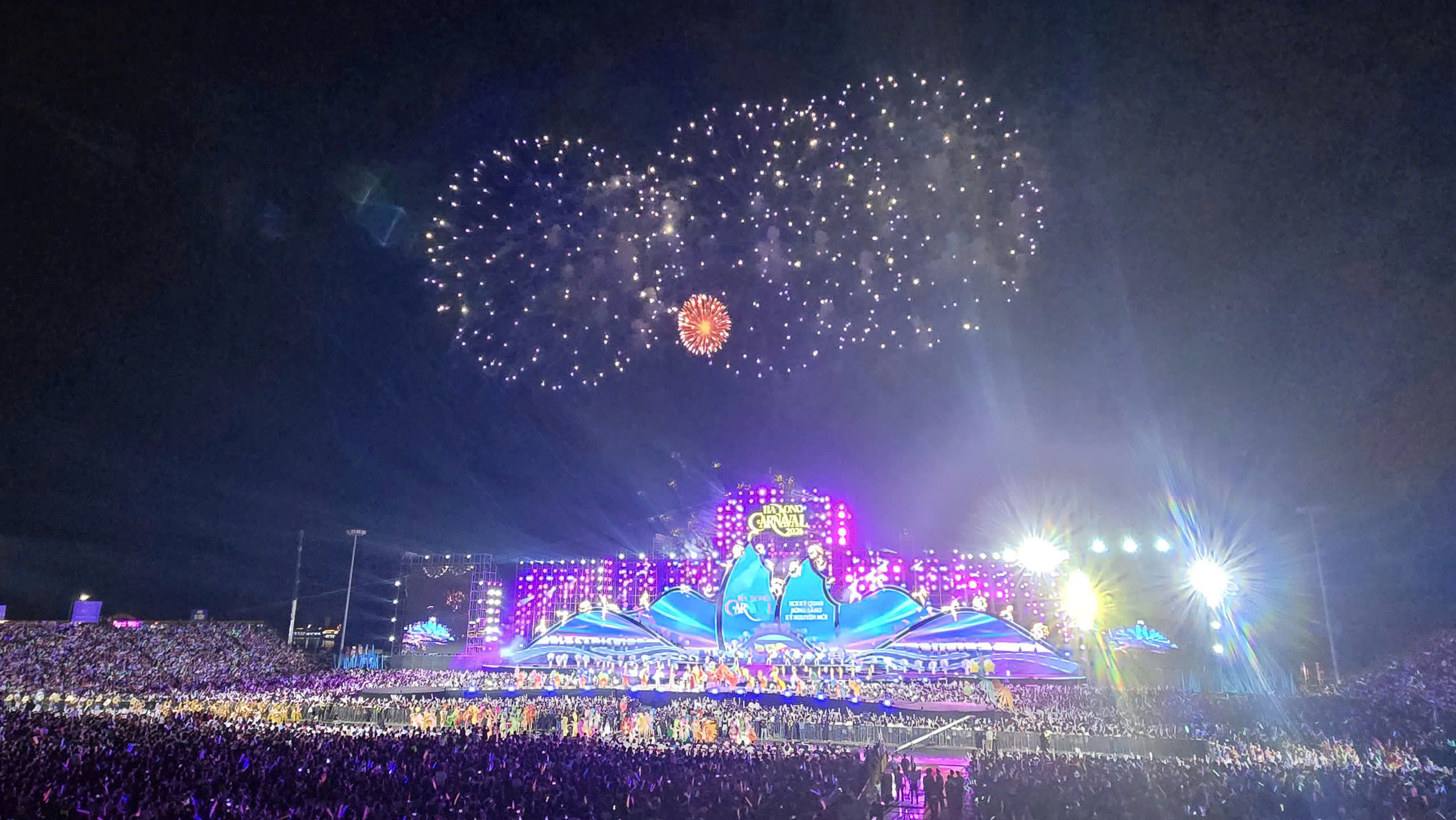 Tiết mục bắn ph&aacute;o hoa mở m&agrave;n Chương tr&igrave;nh nghệ thuật khai mạc Carnaval Hạ Long 2026