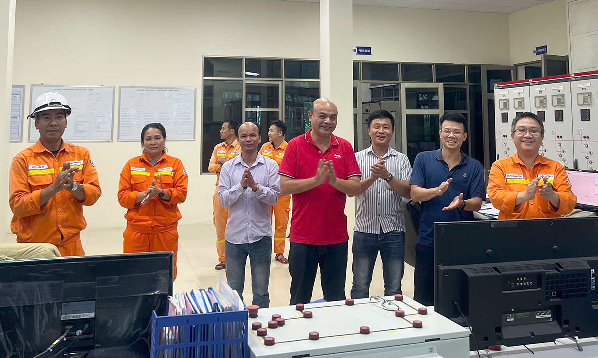 Đại diện NPTPMB c&ugrave;ng c&aacute;c đơn vị li&ecirc;n quan chứng kiến đ&oacute;ng gi&agrave;n tụ b&ugrave; ngang tại Trạm biến &aacute;p 500kV Nho Quan