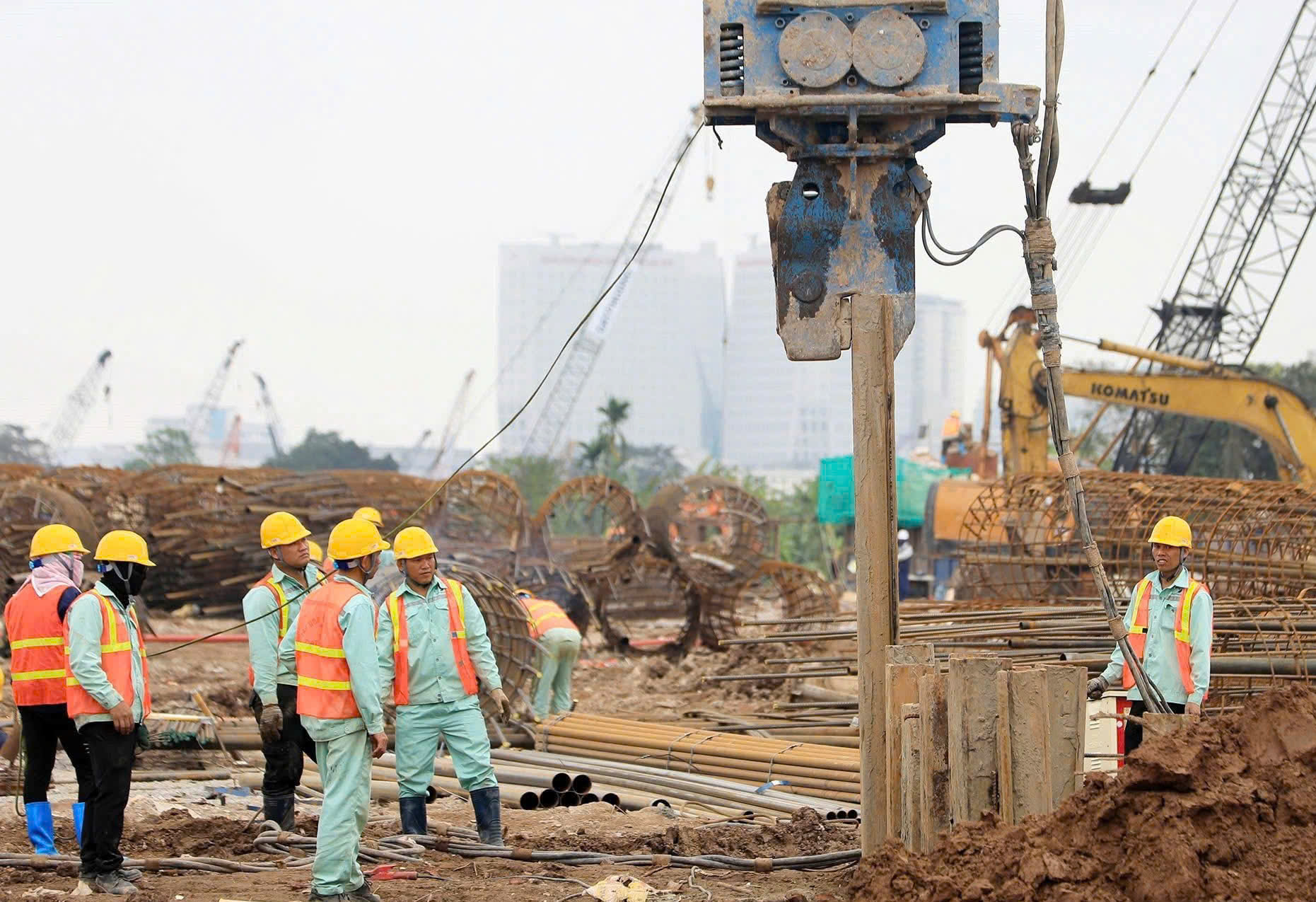 C&ocirc;ng nh&acirc;n thi c&ocirc;ng m&oacute;ng cọc tại c&ocirc;ng trường dự &aacute;n cầu, duy tr&igrave; l&agrave;m việc xuy&ecirc;n kỳ nghỉ lễ để bảo đảm tiến độ c&aacute;c hạng mục nền m&oacute;ng.