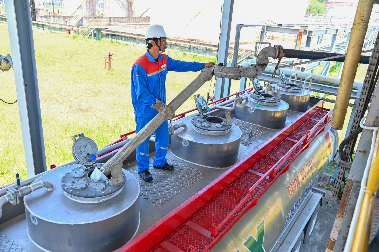 Xuất b&aacute;n E100 bằng đường bộ tại Nh&agrave; m&aacute;y Nhi&ecirc;n liệu sinh học dầu kh&iacute; Miền Trung (BSR-BF). Nguồn: PVN.