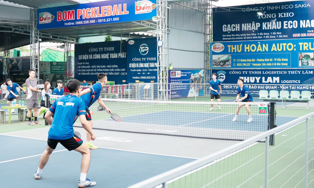Đo&agrave;n vi&ecirc;n C&ocirc;ng đo&agrave;n C&ocirc;ng ty Tr&aacute;ch nhiệm hữu hạn Newwing Interconnect Technology tham gia thi đấu pickleball.