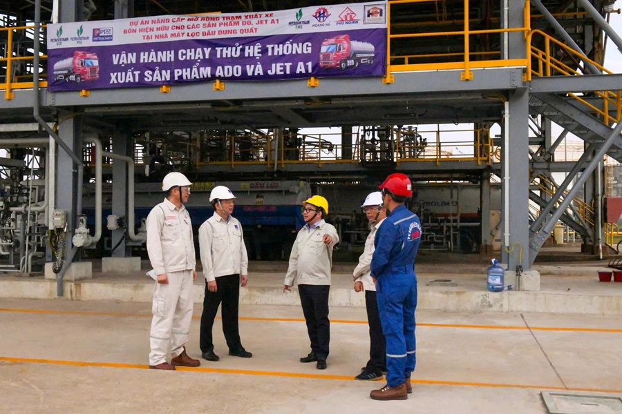 Tổng Gi&aacute;m đốc BSR Nguyễn Việt Thắng (mũ v&agrave;ng) kiểm tra dự &aacute;n vận h&agrave;nh chạy thử hệ thống xuất sản phẩm dầu ADO v&agrave; nhi&ecirc;n liệu bay Jet A1