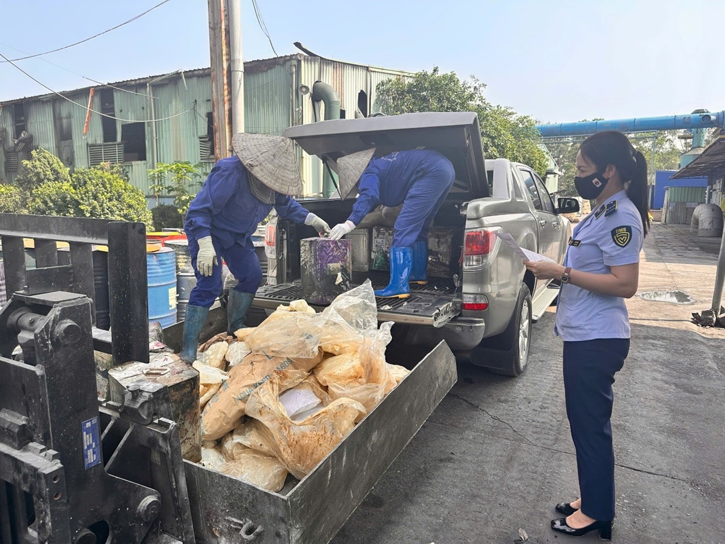 Qu&aacute; tr&igrave;nh b&agrave;n giao tang vật vi phạm h&agrave;nh ch&iacute;nh cho đơn vị ti&ecirc;u hủy được gi&aacute;m s&aacute;t chặt chẽ bởi đại diện Chi cục QLTT tỉnh Th&aacute;i Nguy&ecirc;n