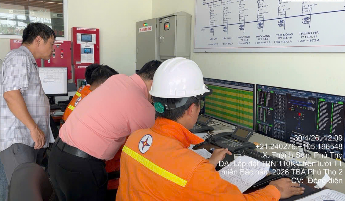 C&aacute;c đơn vị li&ecirc;n quan phối hợp&nbsp;đ&oacute;ng điện gi&agrave;n tụ b&ugrave; ngang tại&nbsp;Trạm biến &aacute;p 220kV Ph&uacute; Thọ 2 v&agrave;o trưa ng&agrave;y 30/4/2026. Đ&acirc;y l&agrave; bộ gi&agrave;n tụ b&ugrave; cuối c&ugrave;ng của dự &aacute;n được đ&oacute;ng điện