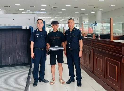 Hải quan cửa khẩu Móng Cải trao trả hành lý cho hành khách bỏ quên