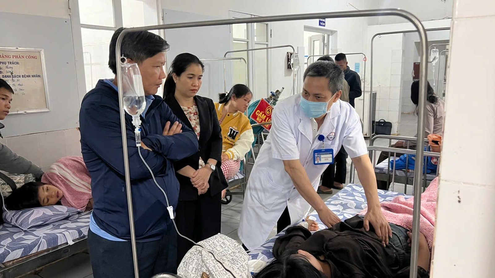 Quảng Trị: Hàng chục học sinh nhập viện nghi do ngộ độc sau khi ăn bánh mì