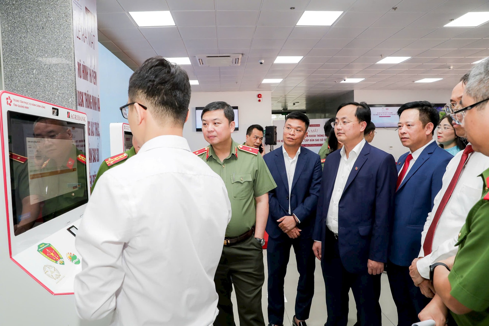 Đại biểu trải nghiệm m&ocirc; h&igrave;nh Kiosk th&ocirc;ng minh.