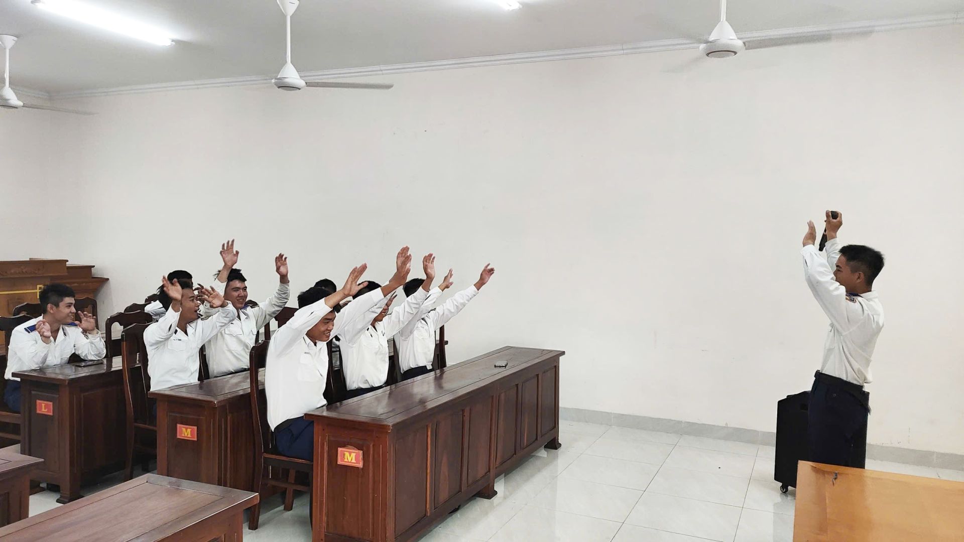 Đo&agrave;n vi&ecirc;n thanh ni&ecirc;n khối cơ quan tổ chức thi h&aacute;t karaoke.