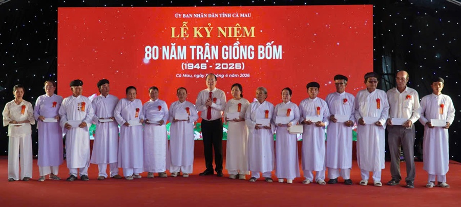 B&iacute; thư Tỉnh uỷ C&agrave; Mau Nguyễn Hồ Hải tặng qu&agrave; cho đại diện th&acirc;n nh&acirc;n gia đ&igrave;nh liệt sĩ hy sinh trong trận Giồng Bốm