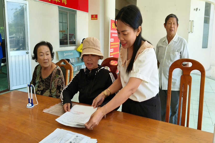 C&aacute;n bộ x&atilde; Phan R&iacute; Cửa hướng dẫn người d&acirc;n thực hiện c&aacute;c thủ tục h&agrave;nh ch&iacute;nh
