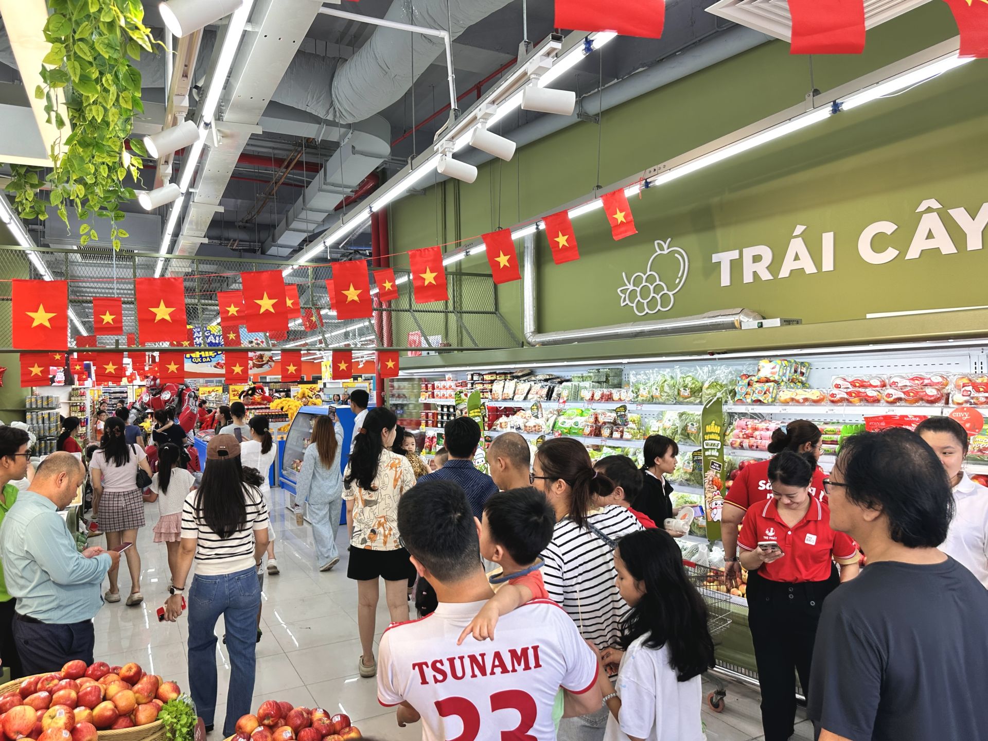 Đ&ocirc;ng đảo kh&aacute;ch h&agrave;ng mua sắm tại hệ thống WinMart đ&oacute;n đại lễ 30/4