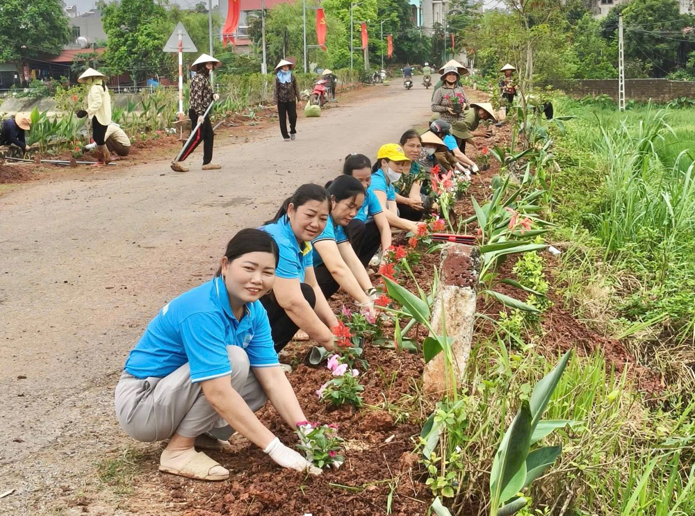 Phụ nữ x&atilde; Tam Tiến tham gia c&ocirc;ng tr&igrave;nh &ldquo;Con đường s&aacute;ng - xanh - sạch - đẹp - an to&agrave;n&rdquo;.